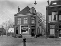 43481 Gezicht op het pand Waterstraat 29 (Melkhandel M. van Veen) te Utrecht, kort voor de afbraak ten behoeve van de ...